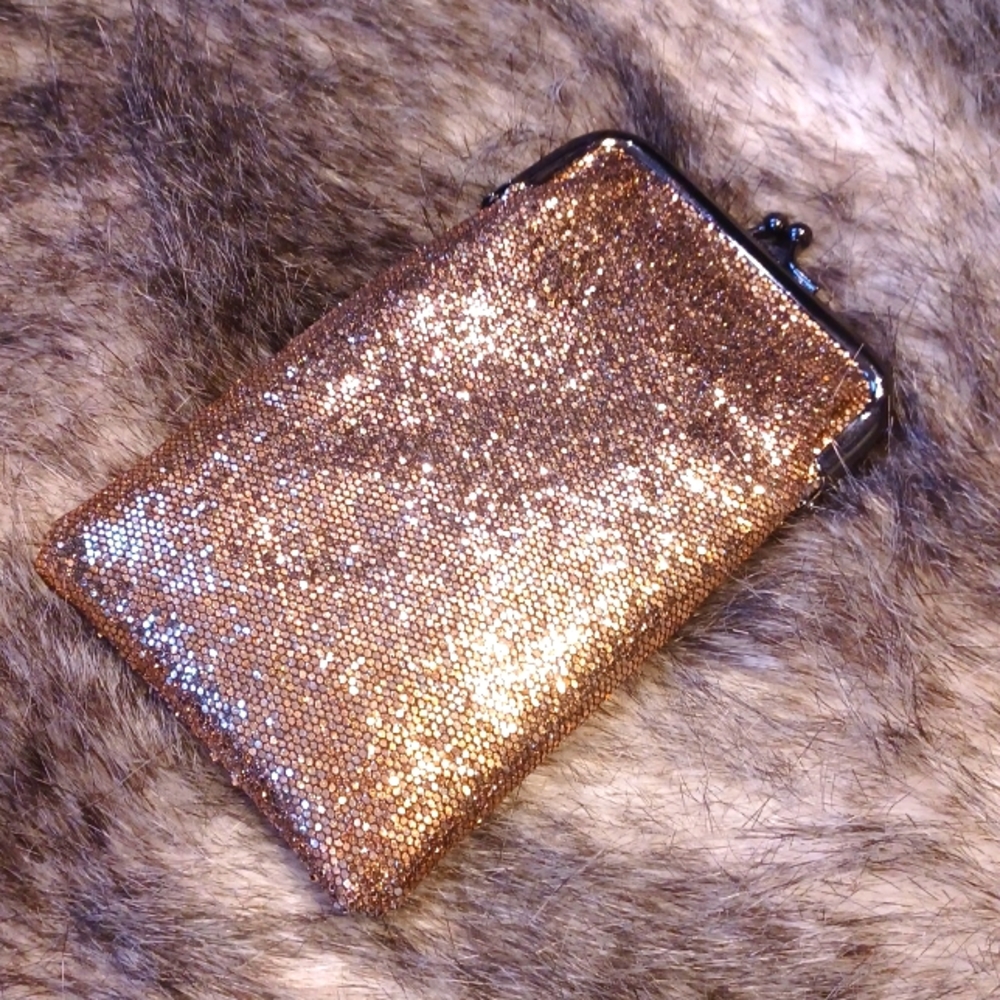 Buxom coin purse